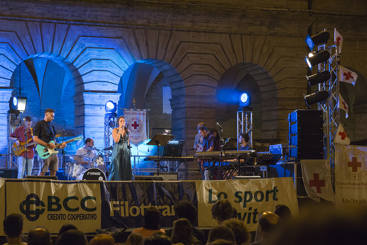 Una voce per la Croce Rossa: musica e beneficenza affollano il centro storico di Osimo